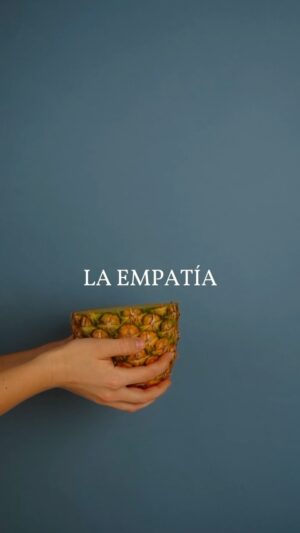 Flaviana Seeling Instagram - La empatía es nuestra forma principal de conectar, de aprender y de enseñar, a las futuras generaciones que, aunque no entendamos lo que sienten o no sepamos por lo que están pasando, saber decir...”Debes saber que no estás solo”. Empatía es comprender que las personas son distintas, es reconocer nuestros sentimientos malos y buenos, es ser capaz de regularnos por el bien de los demás, es ponerse en el lugar del otro y pensar en cómo ayudar...

Si pudieras mirar y reflejar lo que siente el corazón de una persona, de forma física...¿Lo tratarías de la misma forma?

Vamos por un mundo más empático donde enseñemos a nuestros niños a ser mejores personas, cultivando el respeto y el auto análisis.

Con todo el amor del mundo, Fla y el equipo de @soy.vibrante 
.
.
#soyvibrante #empatia #porunmundomejor #flavianaseeling #coachdevida #coaching #metas #nuevasenergias #amorpropio