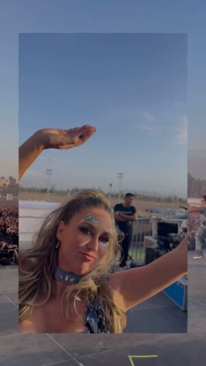 Flaviana Seeling Instagram - Lo que soy, lo que amo…Al mundo vine a entregar alegría y amor…
Por siempre, Fla 🤍
.
.
#axebahia #flavianaseeling #axe #baile #dance #fiestadelmemo #envivo #dance #alegria #livedance #drone #soyvibrante #comunidad