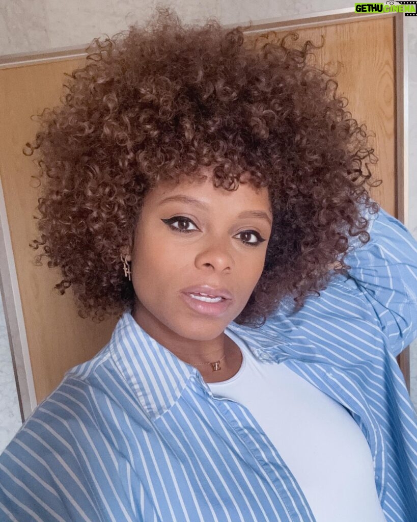 Fleur East Instagram - My curls are popping! ✨➿ And every single product used on my hair in this pic is from my range @thekurlkitchen that was formulated in Ghana with my sis @keshiaeast_ ❤️ I can’t wait for you to be able to use the products in your hair after trying and testing for over THREE YEARS! The entire range is launching this year!! Who’s already following @thekurlkitchen ?