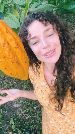Flora Martínez Instagram - Estoy rodando una película que requiere que me vea con la misma figura desde el día uno hasta el último día de grabación. Mi secreto para lograrlo es mantener una dieta estricta sin azúcar, por eso en mi camerino siempre tengo Luker Choco Express, que además de ayudarme en esta parte crucial de mi trabajo, me mantiene con energía, activa y feliz porque me encanta y me cae bien.
#meencanta #mecaebien
