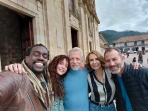 Flora Martínez Instagram - Actores posando con nuestro guionista, compositor, productor y muchas otras cosas más  @josereinosouy ❤️