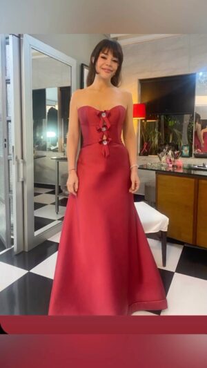 Flora Martínez Instagram - Gracias a @angelyanezcouture y a @swarovski  por vestirme de princesa para la gala de los premios Macondo de @academiacolcine 💗 Me enorgullece  y emociona sentir a muchos de los cómplices del cine colombiano reunidos para celebrar y homenajear el talento colombiano. Gracias a su presidenta @nataliareyesg  @elkin.zair  al director del @teatrocolon  Iván Benavides y a todo el equipo de la academia por un evento tan bonito y tan bien organizado. A @tntlatam y @hbomaxla  a la hermosa @juana_acosta y al talentoso @alejandroria  y a todos los nominados y ganadores 🥂✨