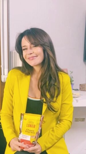 Flora Martínez Instagram - A mis largas jornadas de grabación siempre llevo mi Luker Chocoexpress porque además de llenarme de energía #meencanta y #mecaebien 
💙Splenda
❤️Clavos y Canela
💚Sin Azúcar