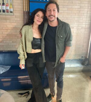 Flora Martínez Instagram - Gracias Mk por esta invitation … TQM, by the way la pasé del —
.
.
@juanpisgonzalez @alejandroria 
.
.
@andrealandaofficial (outfit)