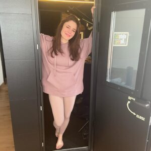 Flora Martínez Instagram - Gracias a los geniales amigos de @mobilewall01 que me acaban de instalar esta cabina para poder seguir grabando música sin salir de casa. Las hacen de todas las medidas, colores, personalizadas 100% y lo mejor de todo es el sonido increíble que se logra… además puedo ensayar a cualquier hora sin molestar a mis vecinos 😃
Pronto más música 🙏🏻🌸♥️