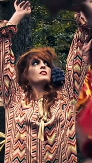 Florence Welch Instagram - 2010’s revival could never… Dog Days 2009 filmed in South London directed by Tabitha Denholm @womenundertheinfluence and @bomteard. Everyone was hungover, my dad’s camper van was the dressing room. @robackroyd was the camera assistant and the ‘set’ catering was 5 bags of crisps.
🌺♥️🌺
