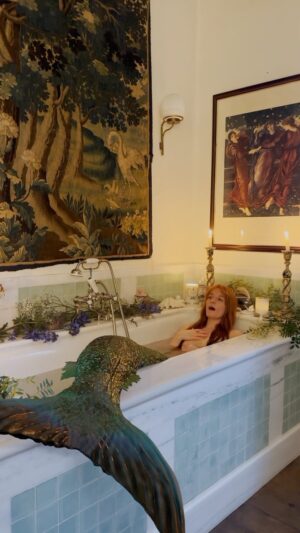 Florence Welch Instagram - 🧜🏻‍♀️