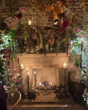 Florence Welch Instagram - Lucy at @luca.restaurant 🕸️

Thank you so much to everyone at @luca.restaurant for such a beautiful All Hallow’s dinner🕯️, and @starflowerlondon for the incredible gothic arrangement’s 🥀

I had such a wonderful time and I finally got to see Dave @glassanimals and we drank all the blood that we could 🩸x