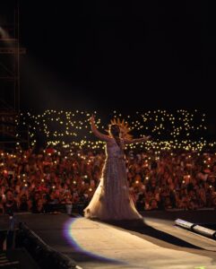Florencia Bertotti Instagram - Todavía no puedo creer la noche de anoche! ✨🙌🏻🔥🇧🇴💛 GRACIAS x tanto cariño Bolivia!! Espero q lo hayan disfrutado tanto como nosostros!! Voy a compartir de a poco imágenes de lo mágico que fue todooooo ❤️