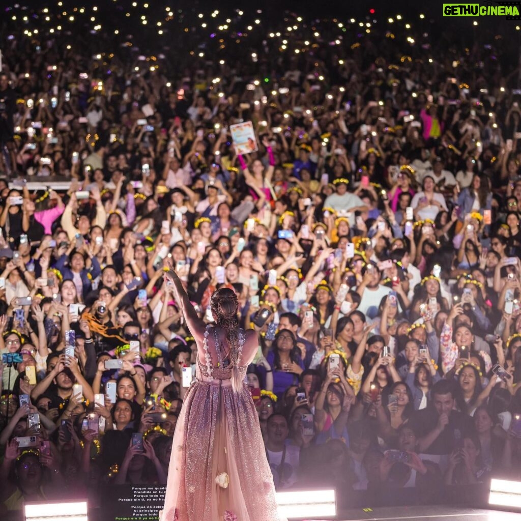 Florencia Bertotti Instagram - Ecuador fue una Locura!🔥🇪🇨🙌🏻 Gracias infinitas x tanto cariño son lo más y se cantaron todoooo! Próxima fiesta 🎉 Paraguay 🇵🇾 2/12 Nos vemos ahí?! 🌼🎤🔥💛🙌🏻🥳