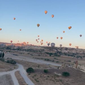 Florencia Bertotti Instagram - Capadoccia nos cautivó 
Nunca olvidaremos esta experiencia y este lugar.

Destino imperdible.
Realmente mágico ✨

🕌🇹🇷💛✨☀️🎈