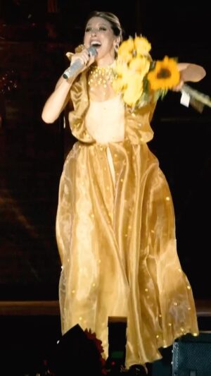 Florencia Bertotti Instagram - 🌼🌼🌼🌼🌼 flores amarillas como símbolo de celebración, de amor y de alegría! Q Increíbleeeeee lo q pasa con esta canción en tantos paises! Que emoción!!! Me llegaron videos y fotos de ustedes recibiendo y regalando flores amarillas, que lindo momento de encuentro y yo presente de alguna manera sin saberlo Jajsjs acompañando!! Q emocion!! Gracias!!🙌🏻💫✨

Falta muy poquito para seguir viviendo esta fiesta!
Están listos?! 

Feliz todo! 
💛

PD: El pogo también se puede de a uno😂, está chequeado.