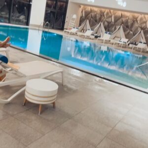Florencia Bertotti Instagram - Hoy necesitaba bajarrrrr x Dios mío nunca tanta intensidad jsjsjs y sin dudas estamos en el mejor lugar!
Acá después del día de nieve hay mil opciones de actividades en el hotel, MEGA gimnasio, clases de yoga, fitness, competencias de famila, juegos con y sin animadores para TODAS las edades, tardes y noches tematicas, ping Pong, sala para teens, para chiquitos, SPA con de todoooo  y muchas opciones más! (Hay una app que te dice todas las diferentes actividades qué hay cada día para q no te pierdas nada o elijas que hacer!) 
Hoy nos toca Spa y solo sé q si logran relajarme con la ansiedatttt que manejo, son el mejor spa del mundo Jsjdjd 

@clubmedalpes 🏔️🎿⛷️☀️✨nos estás encantando muchísimo! #amazingfamily #amazingexperience #amazingclubmed