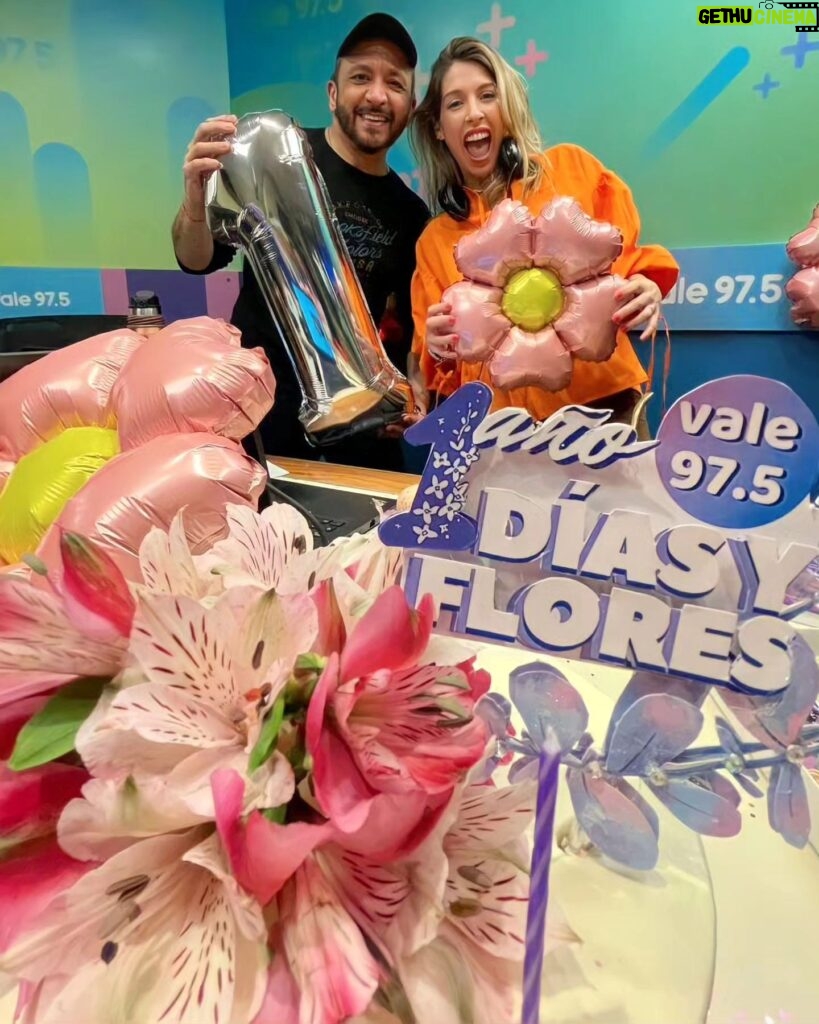 Florencia Bertotti Instagram - El estudio de @vale975 se llenó de color, flores, emociones y recuerdos para festejar que #DiasYFlores hace un año está junto a vos. 💐💖✨️ Gracias a todos los que nos acompañan día tras día.