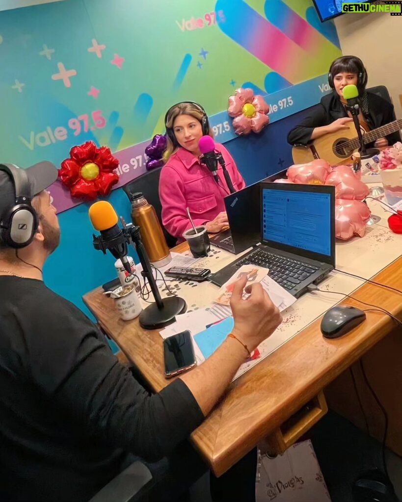 Florencia Bertotti Instagram - El estudio de @vale975 se llenó de color, flores, emociones y recuerdos para festejar que #DiasYFlores hace un año está junto a vos. 💐💖✨️ Gracias a todos los que nos acompañan día tras día.