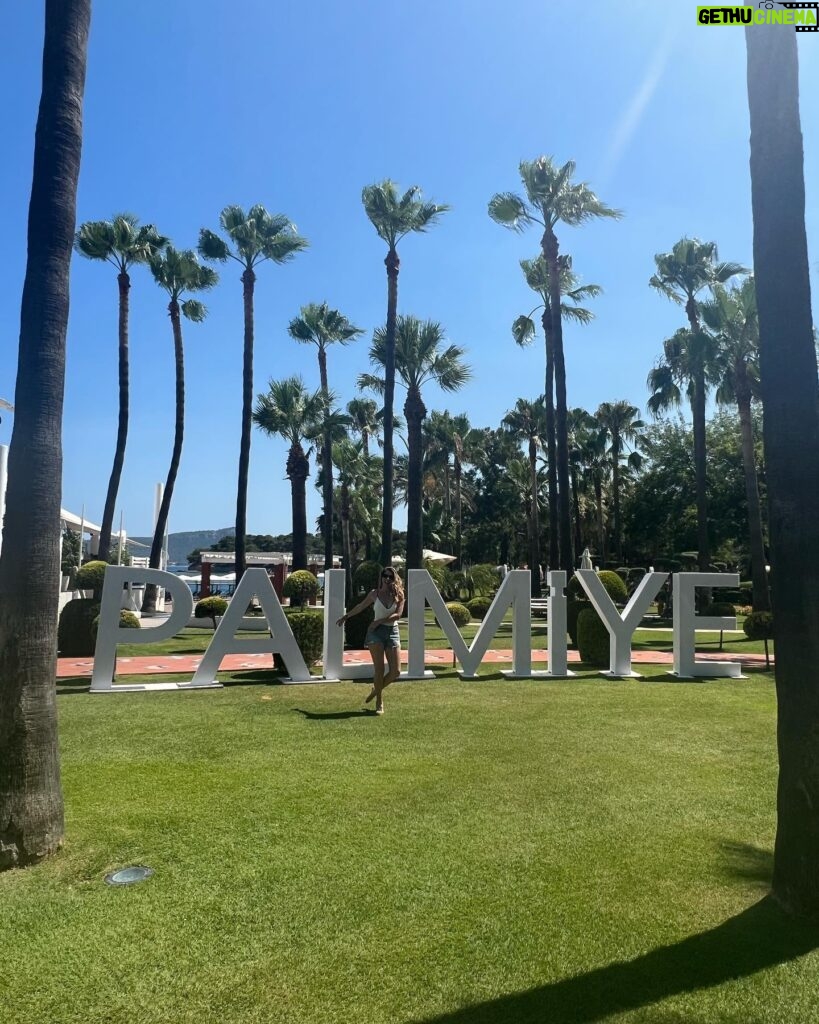 Florencia Bertotti Instagram - La playa de este lugar es muy espectacular ❤️🏖️ 🇹🇷🙌🏻🕌☀️🌊 #amazingclubmed #amazingFamily #turquia @clubmedpalmiye @clubmed