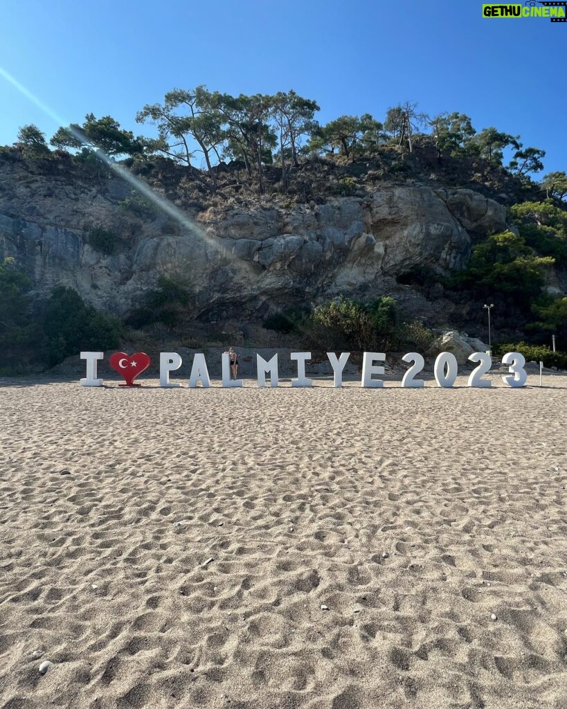 Florencia Bertotti Instagram - La playa de este lugar es muy espectacular ❤️🏖️ 🇹🇷🙌🏻🕌☀️🌊 #amazingclubmed #amazingFamily #turquia @clubmedpalmiye @clubmed