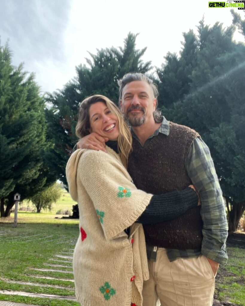 Florencia Bertotti Instagram - “Creo en ir amándonos los matices…” @federicoamador1 ❤️🌿🧉🔥