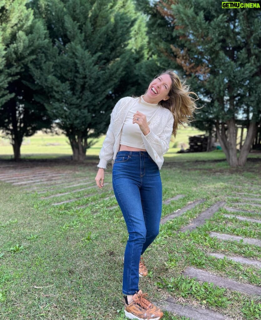 Florencia Bertotti Instagram - -El jean Perfecto no exis… Encontrar el jean perfecto puede parecer una misión imposible. Gracias a Portsaid, ya no lo es tanto. #perfecto @portsaidoficial 👖 El modelo q tengo yo es el 👇🏼 SLIM ADELA OHNEST WINTER (Y el sweater q me preguntaron muchas x stories también! 🤍)