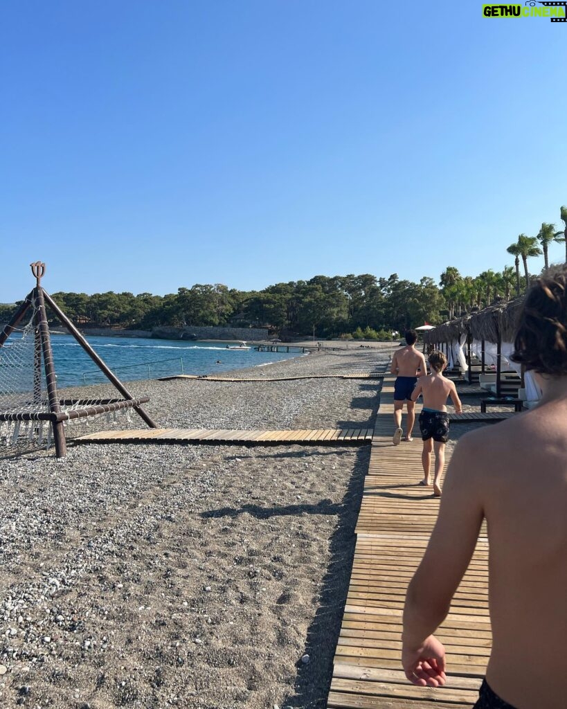 Florencia Bertotti Instagram - La playa de este lugar es muy espectacular ❤️🏖️ 🇹🇷🙌🏻🕌☀️🌊 #amazingclubmed #amazingFamily #turquia @clubmedpalmiye @clubmed