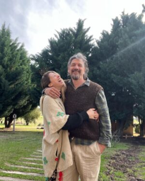 Florencia Bertotti Instagram - “Creo en ir amándonos los matices…”
@federicoamador1 ❤️🌿🧉🔥