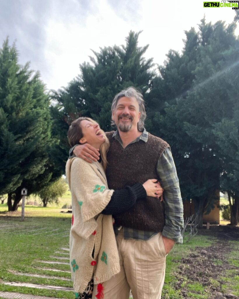 Florencia Bertotti Instagram - “Creo en ir amándonos los matices…” @federicoamador1 ❤️🌿🧉🔥