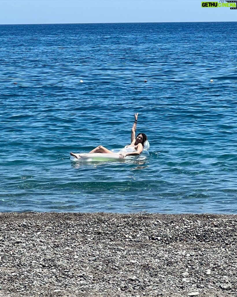 Florencia Bertotti Instagram - La playa de este lugar es muy espectacular ❤️🏖️ 🇹🇷🙌🏻🕌☀️🌊 #amazingclubmed #amazingFamily #turquia @clubmedpalmiye @clubmed