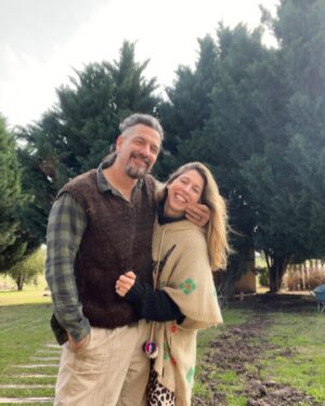 Florencia Bertotti Instagram - “Creo en ir amándonos los matices…”
@federicoamador1 ❤️🌿🧉🔥