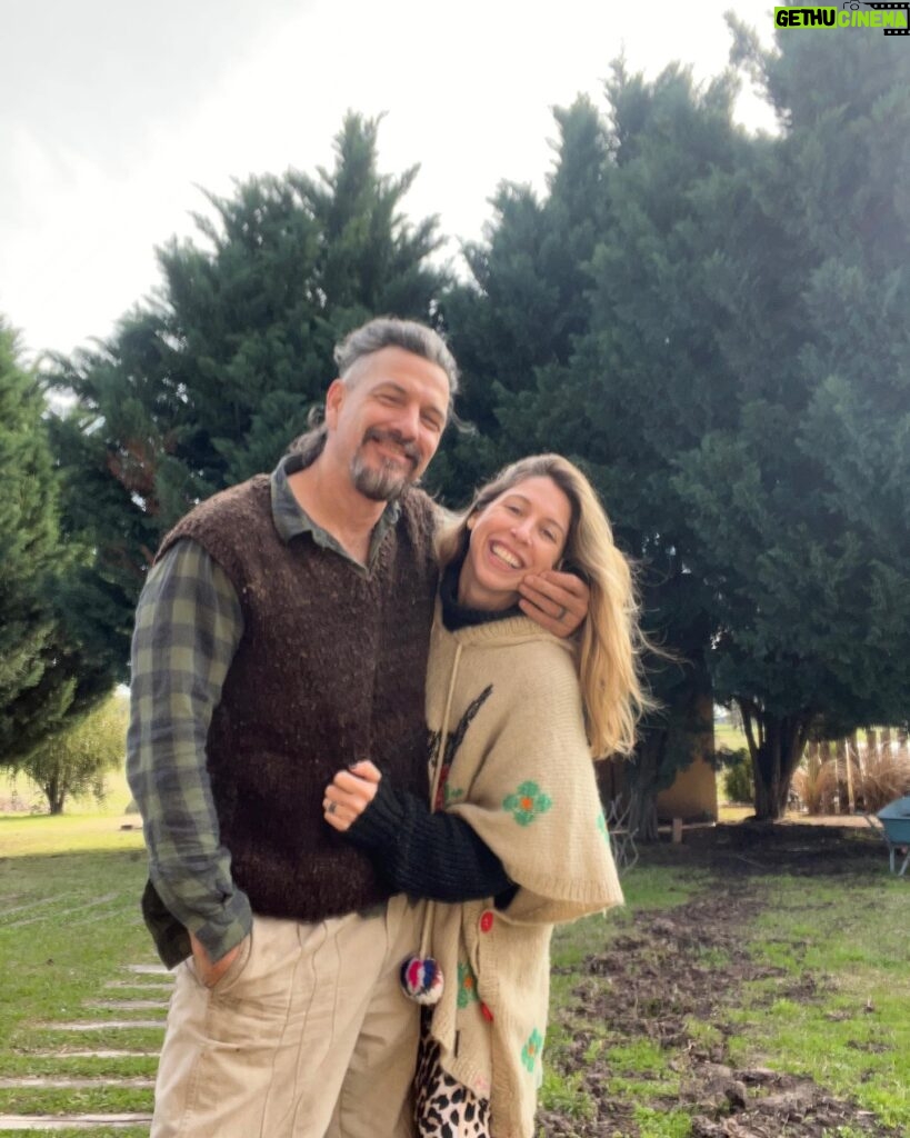 Florencia Bertotti Instagram - “Creo en ir amándonos los matices…” @federicoamador1 ❤️🌿🧉🔥