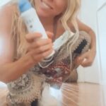 Florencia Bertotti Instagram - Ensayar es lo único que calma mi ansiedad, mis miedos, me da tranquilidad repasar todooooo y en cada pasada me siento mejor! Porque los miedos no se van solos, hay que hacer que se vayan ⚡️ Las inseguridades no desaparecen y listo… es nuestro trabajo ser concientes y hacerles frente! Hay que hacer, animarse, intentar las veces que sea hasta q salga y repetirnos mil veces que podemos, respirar y pensar en el objetivo! El motor está en uno y disfrutar los procesos sin juzgarnos es parte del camino!🙌🏻 #levantemoslosbrazos @dove ✨