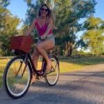 Florencia Bertotti Instagram - Andar descalza en bici me remonta a Miramar y me hace feliz siempre ☀️🚲🌿🌾💦🙌🏻✨ @topmega_oficial (vayan a chusmear q hay bicis DI VI NAS✨)