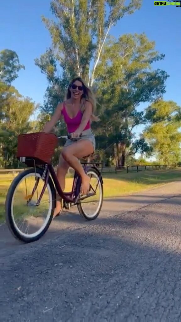 Florencia Bertotti Instagram - Andar descalza en bici me remonta a Miramar y me hace feliz siempre ☀️🚲🌿🌾💦🙌🏻✨ @topmega_oficial (vayan a chusmear q hay bicis DI VI NAS✨)