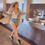 Florencia Bertotti Instagram - Decime q estás en @clubmed sin decírmelo…😂 #elAdaggioDeLosFarinacios y fede diciéndome “me parece un poco mucho” jsjsjsj y siiiiiii peroooo es que para que me llaman si ya sabennnnn 😍😂🙌🏻🥴🤭❤️ Todo lo q es gastronomía de los villages merece un capítulo especial, voy a ir x tema así les puedo compartir todo y también las actividades, la playa, las fiestas, los espectáculos, los G.Os (animadores especiales del CLUB según edades!) y todito lo que vivamos en estas vacaciones! Esta x venirse una MEGA promo asique estén atentisimos a estos posteos porque vale MUCHO la pena! 🔥💥✨🎁 #amazingFamily #amazingClubmed @clubmedpalmiye 🌊☀️💛🕌🇹🇷