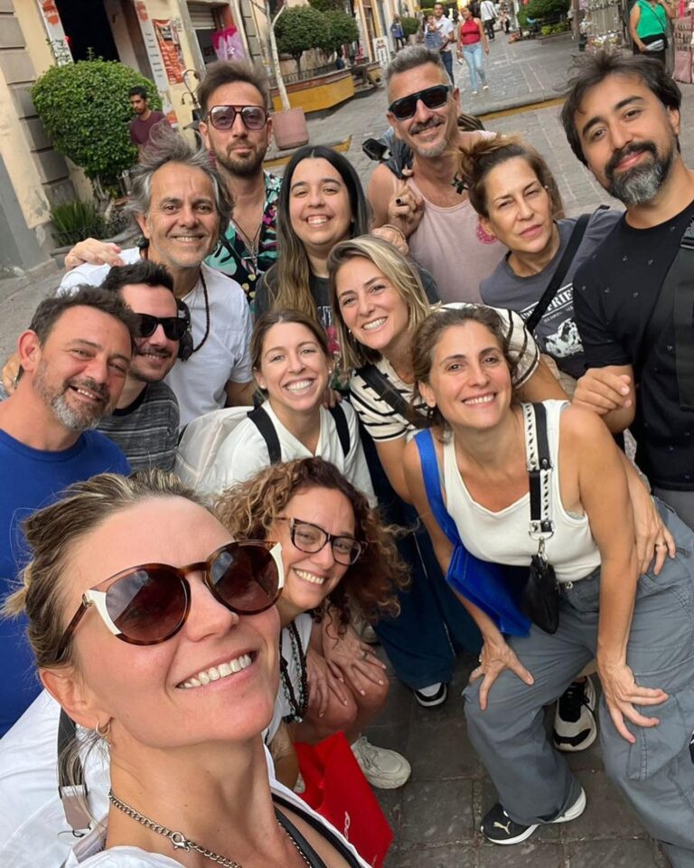 Florencia Bertotti Instagram - Estos días x México y Colombia disfrutando cada minuto con pepito, amigos de siempre, mezclando trabajo con paseos y gente linda!! Traguitos yucatecos, sombreros y karaoke en mi festejo de cumpleaños. Sobremesa y mariachis. Aviones y guacamole. El lujo de viajar con este equipo del amor en donde todos potencian a su manera y con su talento, esta fortuna de hacer lo q nos gusta mucho! ❤️