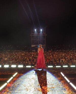Florencia Bertotti Instagram - Todavía no puedo creer la noche de anoche! ✨🙌🏻🔥🇧🇴💛

GRACIAS x tanto cariño Bolivia!!

Espero q lo hayan disfrutado tanto como nosostros!!

Voy a compartir de a poco imágenes de lo mágico que fue todooooo

❤️