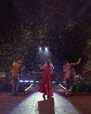 Florencia Bertotti Instagram - Todavía no puedo creer la noche de anoche! ✨🙌🏻🔥🇧🇴💛

GRACIAS x tanto cariño Bolivia!!

Espero q lo hayan disfrutado tanto como nosostros!!

Voy a compartir de a poco imágenes de lo mágico que fue todooooo

❤️