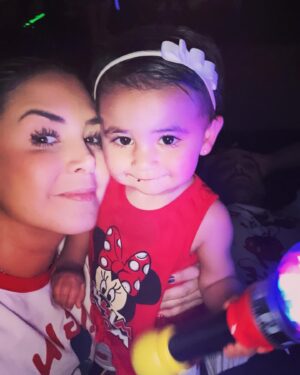 Florencia de Saracho Instagram - Mi Bebé mi María ya 2 años que llegaste a revolotear esta familia… eres mi sueño mi niña, no tengo palabras para explicar lo que siento por ti, mi piloncito, mi niña consentida de Mamá, la más cariñosa y besucona. Te amo con todas mis fuerzas mi bebé, cada mañana que te veo siento algo tan bonito y tan raro que tampoco sabría cómo explicarlo, sin duda dicen que los pilones es al que mas se disfruta… te prometí hace un año que iba a salir adelante por ti, se que no ha sido fácil, pero aquí sigo luchando cada día para que tengas una mamá fuerte y con mucha energía….
Feliz cumpleaños María!!!
