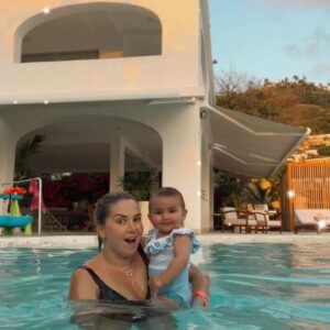 Florencia de Saracho Instagram - Hoy decidí compartir con ustedes fotos y videos de mi antes y después de mi operación. Se que para muchas es pura vanidad pero como para mi y para muchas de ustedes puede ser inspiración.  Agradezco tanto haberte encontrado mi querido Doctor Bom Día @dr.avb.cirugiaplastica a ti y a todo tu equipo @dr.pabloarrieta @laloeich @alandelaluz_9 @dra.brendagomez Gracias infinitas, cambiaron mi autoestima de una forma impresionante. Gracias también a @hola_keto y a @jessicc86 por siempre estar y ayudarme con mi alimentación y lograr este objetivo. Foto 3 agosto 2022 Foto 4 30 de marzo 2022 video 5 y 6 un día antes de la operación.