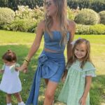 Florencia de Saracho Instagram - Mis niñas, mis princesas, me vuelven loca de amor ❤️❤️ outfit de @dv_clothingco vestidos niñas @la_casa_de_la_coneja_ pulseras @posh.concept.store lentes @miumiu