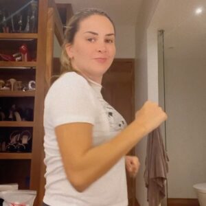 Florencia de Saracho Instagram - Hoy decidí compartir con ustedes fotos y videos de mi antes y después de mi operación. Se que para muchas es pura vanidad pero como para mi y para muchas de ustedes puede ser inspiración.  Agradezco tanto haberte encontrado mi querido Doctor Bom Día @dr.avb.cirugiaplastica a ti y a todo tu equipo @dr.pabloarrieta @laloeich @alandelaluz_9 @dra.brendagomez Gracias infinitas, cambiaron mi autoestima de una forma impresionante. Gracias también a @hola_keto y a @jessicc86 por siempre estar y ayudarme con mi alimentación y lograr este objetivo. Foto 3 agosto 2022 Foto 4 30 de marzo 2022 video 5 y 6 un día antes de la operación.