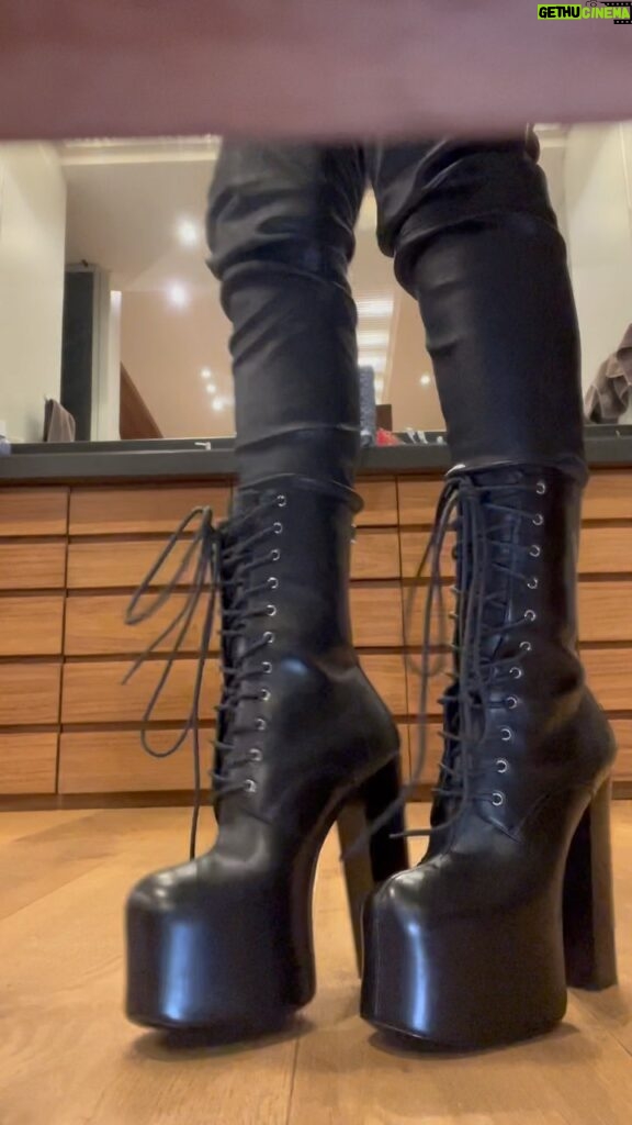 Florencia de Saracho Instagram - Enamorada de estos botines 😍 altos y cómodos como me gustan thanks!!! @ysl