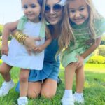 Florencia de Saracho Instagram - Mis niñas, mis princesas, me vuelven loca de amor ❤️❤️ outfit de @dv_clothingco vestidos niñas @la_casa_de_la_coneja_ pulseras @posh.concept.store lentes @miumiu