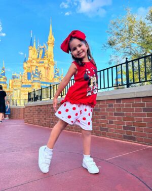Florencia de Saracho Instagram - Si puedes soñarlo puedes hacerlo, recuerda que todo esto comenzo con un ratón… (Walt Disney )
 Por siempre será mi lugar favorito, la sonrisa de mis hijos, los suspiros, la ilusión y las carcajadas son algo que no cambio por nada.
 Aquí estamos en Magic Kingdom viviendo la magia de @disneyworld.latino #DisneyWorld50 🎆🎇
 Les iré subiendo fotos, reels con muchos típs y les dejare en mis destacados cómo cada año este sueño que acabamos de vivir