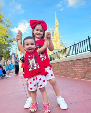Florencia de Saracho Instagram - Si puedes soñarlo puedes hacerlo, recuerda que todo esto comenzo con un ratón… (Walt Disney )
 Por siempre será mi lugar favorito, la sonrisa de mis hijos, los suspiros, la ilusión y las carcajadas son algo que no cambio por nada.
 Aquí estamos en Magic Kingdom viviendo la magia de @disneyworld.latino #DisneyWorld50 🎆🎇
 Les iré subiendo fotos, reels con muchos típs y les dejare en mis destacados cómo cada año este sueño que acabamos de vivir