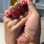 Florencia de la V Instagram - Hoy #8M Es un momento histórico a nivel mundial, ¡es ahora! Es muy importante pensar de qué manera podemos entre todxs acelerar esta transformación y la deconstrucción masculina y patriarcal para terminar con la violencia hacia nosotras. En lo que va del año se registraron 70 femicidios y transfemicidios. No vamos a parar hasta que todxs lxs estudiantes del país tengan verdadero acceso a la ESI, hasta que se implemente efectivamente la ley que la regula y, lo que es más importante, sus contenidos no formen parte de la educación que se transmite en los hogares, en los modelos parentales que ven nuestrxs niñxs, no parece un objetivo tan cercano. Hace años nos venimos organizando, salimos a las calles y pedimos ser escuchadas. Que esta violación que conmovió tanto a la opinión pública no sea una más, que este debate no se tape con otra noticia y la semana que viene nos olvidemos. La pregunta la formulo para todxs: ¿qué pensamos hacer como sociedad para cambiar las cosas? A las mujeres y disidencias les digo: durante siglos nos hicieron creer que no valía nuestra palabra, no valía nuestra integridad física, no valía nuestra vida. Es hora de cambiar la historia para siempre por nuestras hijas y por las que vendrán. #8M