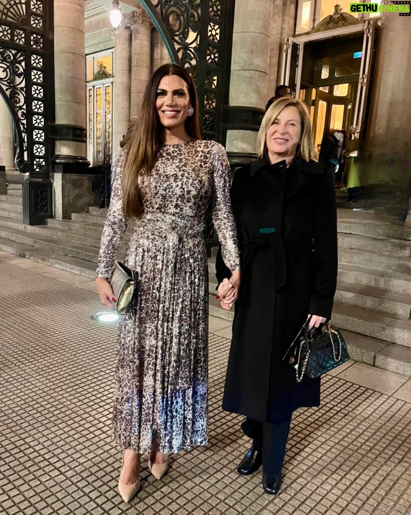 Florencia de la V Instagram - Postales de una espléndida noche en el @teatrocolon con mi querida amiga @drarosiflom disfrutamos de Turamdot, la obra póstuma de Giacomo Puccini y su obra maestra final. Felicitaciones @j.telerman y a todo este equipo creativo. La puesta concebida por Roberto Oswald, con dirección de escena de Aníbal Lápiz. Una mención especial para estos talentosos artistas @jaquelinalivieri @veronicadzhioeva @marcelopuentetenor ovacionados por un teatro Colón estremecido de emoción por una majestuosa función. Turandot es una caricia al alma.