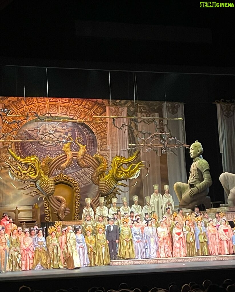 Florencia de la V Instagram - Postales de una espléndida noche en el @teatrocolon con mi querida amiga @drarosiflom disfrutamos de Turamdot, la obra póstuma de Giacomo Puccini y su obra maestra final. Felicitaciones @j.telerman y a todo este equipo creativo. La puesta concebida por Roberto Oswald, con dirección de escena de Aníbal Lápiz. Una mención especial para estos talentosos artistas @jaquelinalivieri @veronicadzhioeva @marcelopuentetenor ovacionados por un teatro Colón estremecido de emoción por una majestuosa función. Turandot es una caricia al alma.