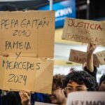 Florencia de la V Instagram - Esta semana se habló mucho de los discursos de odio y de lo que provocan. Dos días después de la entrevista de Ernesto Tenembaun a Nicolás Márquez, escritor y biógrafo de Javier Milei, en la que disparó un discurso de odio contra el colectivo LGBTIQ , cuatro mujeres fueron víctimas de un ataque lesboodiante en el barrio de Barracas. El hecho ocurrió en la madrugada del lunes 29 de abril , cuando un hombre llamado Justo Fernando Barrientos, arrojó una bomba casera en la habitación de un hotel donde vivían las dos parejas. De las cuatro mujeres, fallecieron tres. Pamela Cobas perdió la vida horas después del ataque en el hospital. Le siguió Mercedes Figueroa, que murió el jueves, con el 90 % de su cuerpo quemado, y ayer supimos que Andrea Amarante fue la tercera víctima fatal. Había permanecido internada seis días en estado crítico con el 75% del cuerpo quemado. El Cuando hablamos de la gravedad de perpetuar discursos como el de Márquez, nos referimos a hechos como este, en los que un hombre se cree con el poder de lastimar, de hacer justicia de lo “normal”. Como en la Edad Media, cuando prendían fuego a las mujeres en la hoguera por herejes, lo anormal debe arder en las llamas del infierno. ¿Estamos volviendo a esa época y retrocedemos como sociedad? ¿Lxs invertidos serán quemadxs en la hoguera de la persecución? Algunxs pensarán que exageramos y que una entrevista no es fuente en la que la gente bebe discursos y sale a matar. Bueno, quizás no haya algo así como una relación inmediata, pero sin duda, este tipo de violencias se legitiman en discursos. Quien agrede, violenta o mata por orientación sexual necesita escuchar palabras que reafirman su creencia, su odio. No podemos culpar a Nicolás Márquez del crimen, eso está claro, pero sí es culpable de reproducir un discurso con datos cuestionables e inciertos que genera violencia. Su entrevista despertó infinidad de críticas y posturas. ¿Está bien entrevistar a esta persona? ¿Se naturaliza así el discurso de odio? ¿Darle espacio no habilita su pensamiento? Quienes me siguen por estas páginas. Continúa… ✍️Encontrá la columna completa en la web 📲de @pagina12 link 🔗de la Bio ⏫️