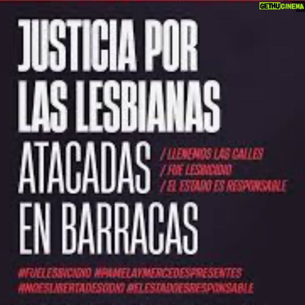 Florencia de la V Instagram - Esta semana se habló mucho de los discursos de odio y de lo que provocan. Dos días después de la entrevista de Ernesto Tenembaun a Nicolás Márquez, escritor y biógrafo de Javier Milei, en la que disparó un discurso de odio contra el colectivo LGBTIQ , cuatro mujeres fueron víctimas de un ataque lesboodiante en el barrio de Barracas. El hecho ocurrió en la madrugada del lunes 29 de abril , cuando un hombre llamado Justo Fernando Barrientos, arrojó una bomba casera en la habitación de un hotel donde vivían las dos parejas. De las cuatro mujeres, fallecieron tres. Pamela Cobas perdió la vida horas después del ataque en el hospital. Le siguió Mercedes Figueroa, que murió el jueves, con el 90 % de su cuerpo quemado, y ayer supimos que Andrea Amarante fue la tercera víctima fatal. Había permanecido internada seis días en estado crítico con el 75% del cuerpo quemado. El Cuando hablamos de la gravedad de perpetuar discursos como el de Márquez, nos referimos a hechos como este, en los que un hombre se cree con el poder de lastimar, de hacer justicia de lo “normal”. Como en la Edad Media, cuando prendían fuego a las mujeres en la hoguera por herejes, lo anormal debe arder en las llamas del infierno. ¿Estamos volviendo a esa época y retrocedemos como sociedad? ¿Lxs invertidos serán quemadxs en la hoguera de la persecución? Algunxs pensarán que exageramos y que una entrevista no es fuente en la que la gente bebe discursos y sale a matar. Bueno, quizás no haya algo así como una relación inmediata, pero sin duda, este tipo de violencias se legitiman en discursos. Quien agrede, violenta o mata por orientación sexual necesita escuchar palabras que reafirman su creencia, su odio. No podemos culpar a Nicolás Márquez del crimen, eso está claro, pero sí es culpable de reproducir un discurso con datos cuestionables e inciertos que genera violencia. Su entrevista despertó infinidad de críticas y posturas. ¿Está bien entrevistar a esta persona? ¿Se naturaliza así el discurso de odio? ¿Darle espacio no habilita su pensamiento? Quienes me siguen por estas páginas. Continúa… ✍️Encontrá la columna completa en la web 📲de @pagina12 link 🔗de la Bio ⏫️