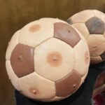 Florencia de la V Instagram - Solo a través de arte podemos salir de nosotros mismos. Ver lo que otro ve de ese universo que no es el mismo que el nuestro. @chanchobola 🐷🪻💐🌺